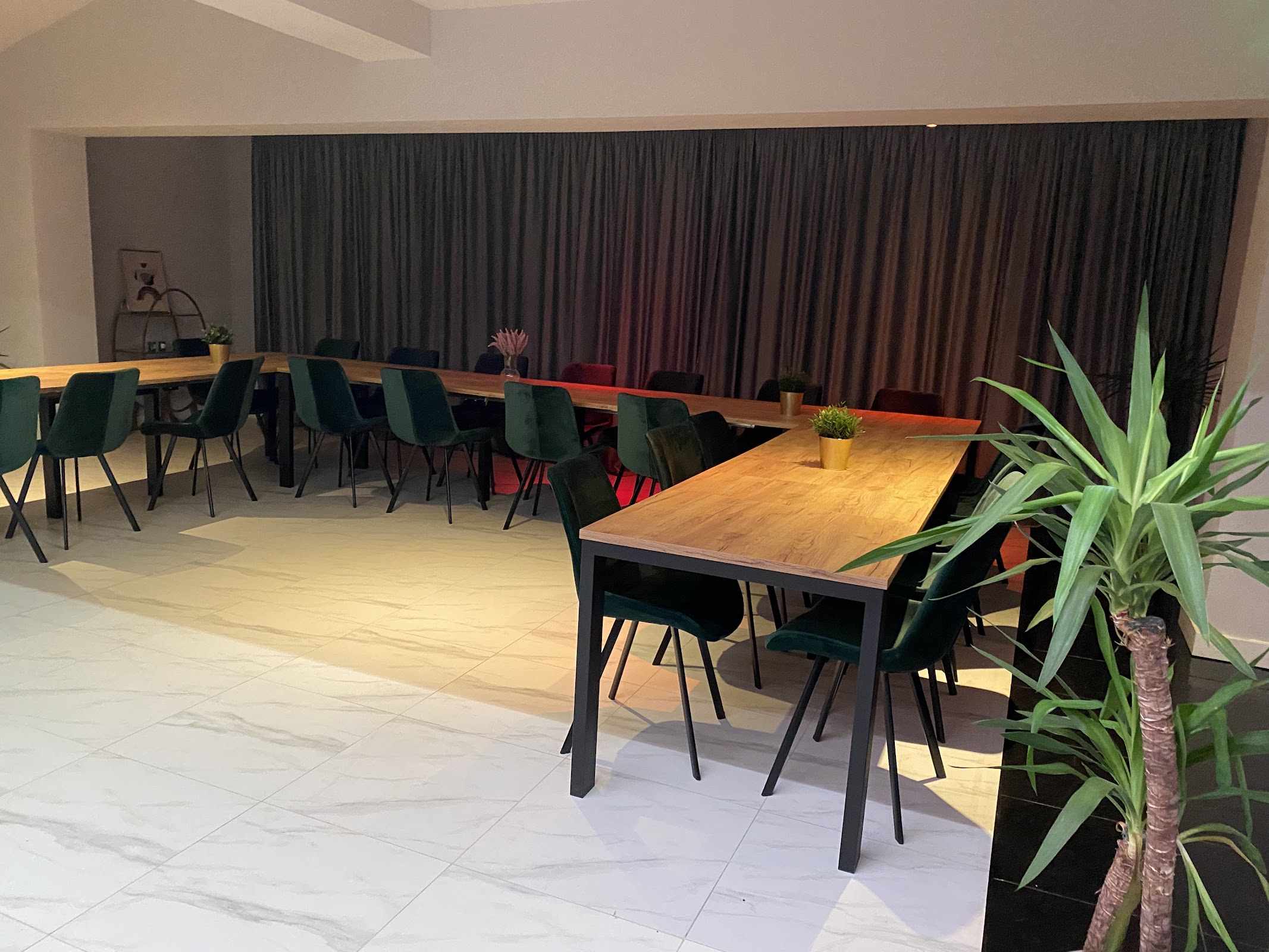 Scena z ciemną kurtyną w sali Bielska 30 Event Space, przed nią stoły dla publiczności